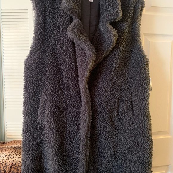 LIZ CLAIBORNE FLUFFY LONG VEST. - Picture 3 of 6